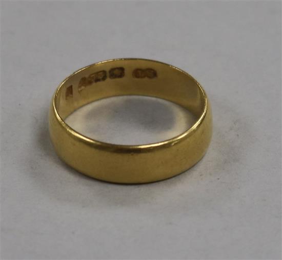 A 22ct gold wedding band, size R.